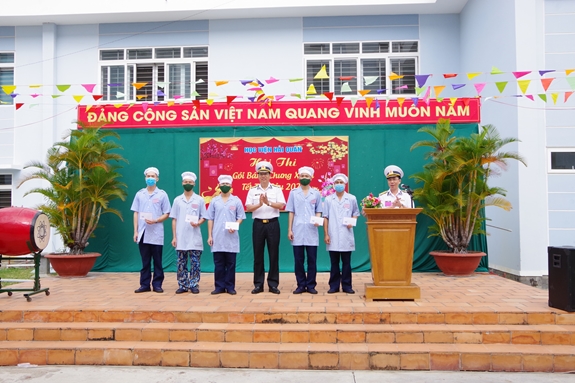 Đại diện lãnh đạo Học viện Hải quân trao thưởng tặng các đội đoạt giải cao tại hội thi.